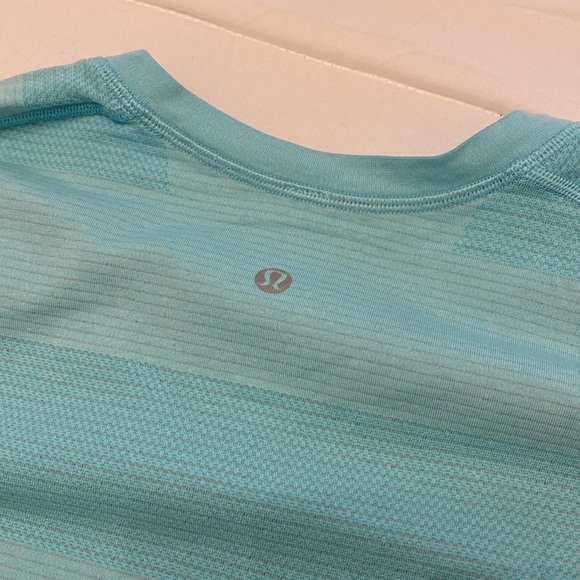 Lululemon athletic v neck - Picture 4 of 5